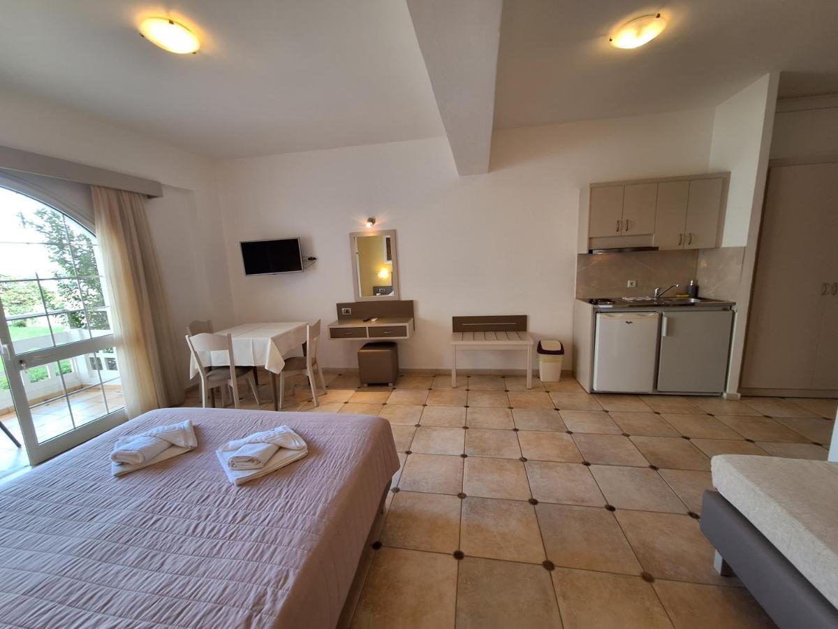 Perla Beach Agia Marina Екстериор снимка