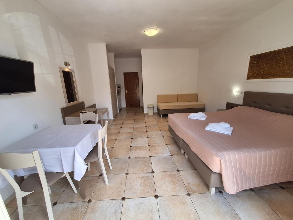 Perla Beach Agia Marina Екстериор снимка
